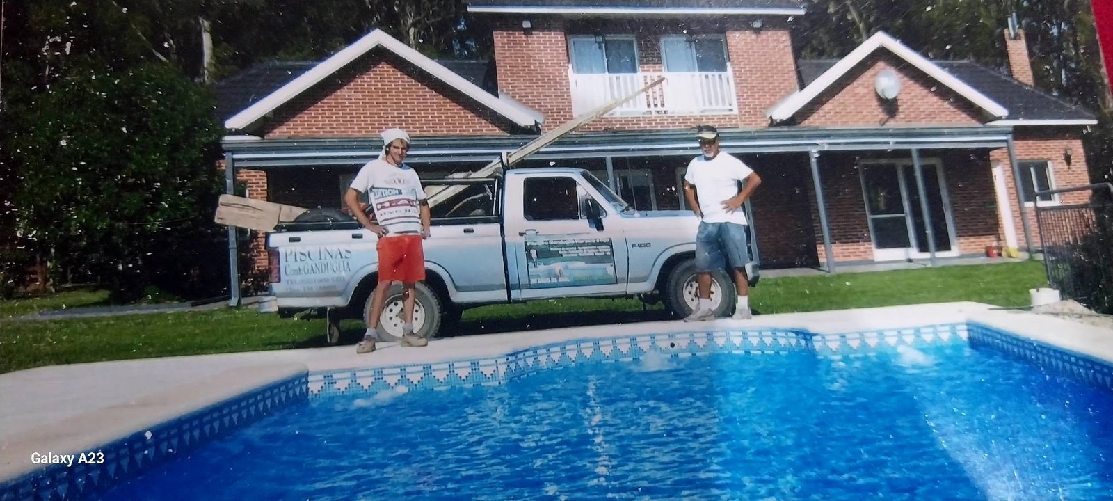Equipo trabajando en la construcción de una piscina